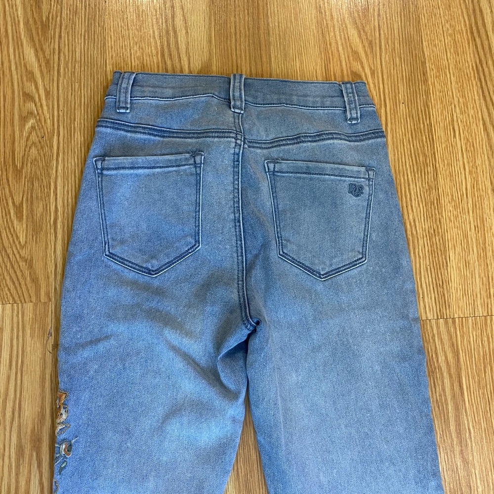 Embroidered high waist jeans size small EUC - Picture 6 of 10